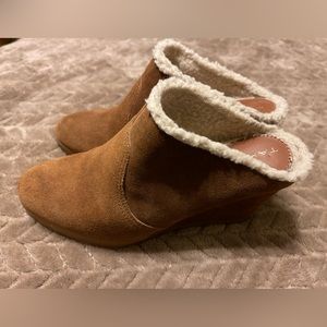 Tahari slip on wedges - camel brown color sz 7